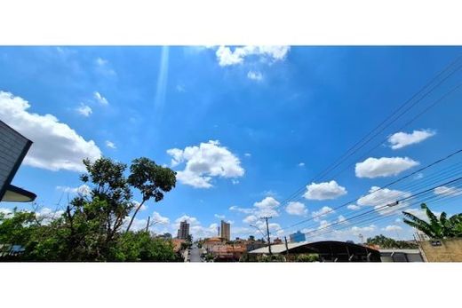 Na segunda-feira (29), o dia começa com sol e muitas nuvens