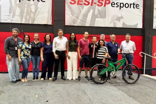 'Tampinhas de Amor'. Realizado pela Escola Sesi-Matão, o programa contou neste ano com a parceria da Águas de Matão, que doou uma bicicleta feita de plástico rígido para o estudante que mais