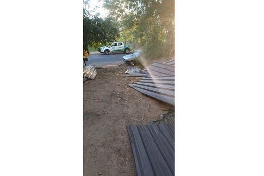 Guardas encontraram diversas telhas espalhadas pelo pátio do estabelecimento