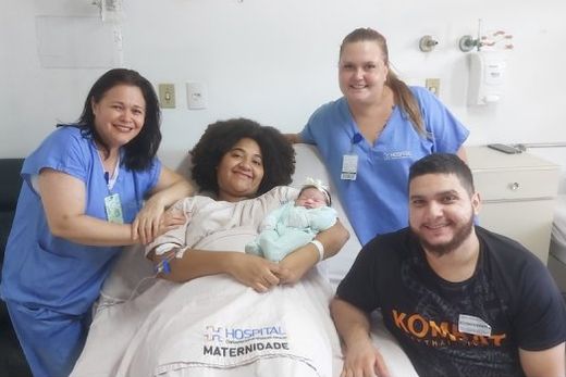 Primeiro chorinho. Thalita e César Massucato com a filha Raquel, junto às técnicas de enfermagem Regina Camolezi e Isabela Rizzo