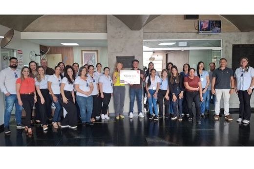 Na recepção principal. Geverson de Mello (DRS II) entrega a placa para a superintendente Denise Minelli, junto a gerentes e colaboradores do Hospital