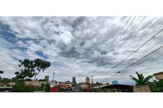 A segunda-feira (12) começa com sol e muitas nuvens