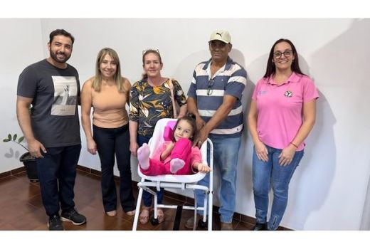 Assistência. Foram entregues cadeiras de rodas adaptadas, cadeiras de banho e outros itens fundamentais para garantir mais autonomia, segurança e conforto aos beneficiados