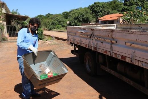 Em mutirão. Equipes da Vigilância Sanitária recolheram materiais que pudessem servir de criadouros para o mosquito transmissor da doença