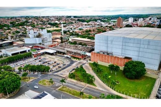 A Citrosuco (foto) está entre as duas maiores multinacionais produtoras e exportadoras de suco de laranja do mundo localizadas em Matão