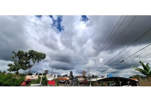 A segunda-feira (19) tem sol  com algumas nuvens e pancadas rápidas de chuva