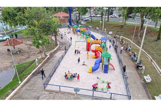 Playground no Conjunto Poliesportivo "Dr. Laert José Tarallo Mendes" está entre os espaços recreativos da cidade