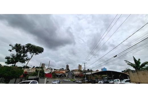 Na segunda-feira (2), o tempo varia de sol entre muitas nuvens a nublado com chuva