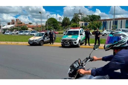 Viaturas e integrantes da GCM. Com a nova função de agentes, eles agora estarão autorizados e responsáveis por fiscalizar o trânsito e os veículos automotores em geral