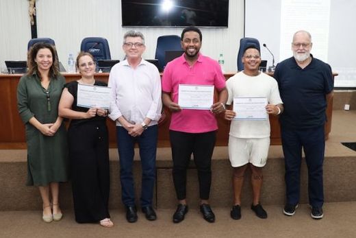 Reconhecimento. Os homenageados Alessandra de Azevedo, Júlio Cesar Miguel e Rafael Otoni entre os vereadores Fabiana Scardoelli, Cidinho e Paulo Bernardi