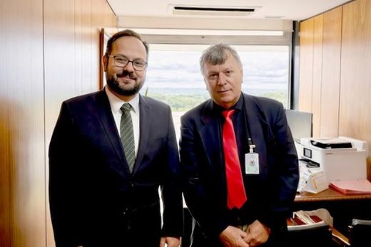 Roberto Lemos Monteiro (secretário-executivo adjunto) e o prefeito Cido Ferrari. Durante o encontro foram tratados diversos processos já protocolados pelo município