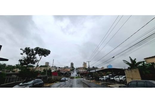 A segunda-feira (9) terá sol entre nuvens e chuva ao longo do dia e à noite