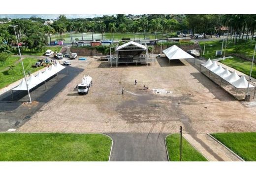 Praça Alfredo de Paiva Garcia. Local está sendo preparado para as cinco noites do Tô Matão 2026