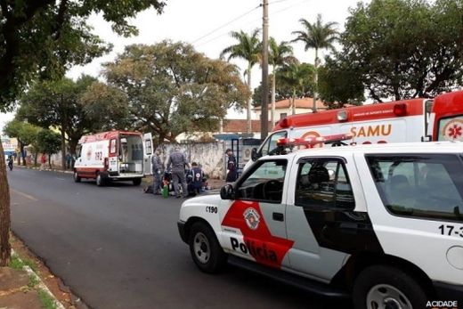 Motociclista morre ao bater contra árvore em Araraquara