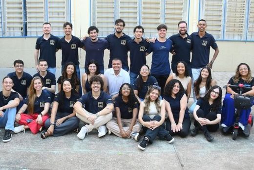 Voluntários. Equipe de jovens se dedica a oferecer uma experiência educativa gratuita que complementa o currículo escolar e aborda temas importantes