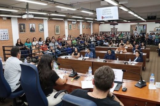 No plenário da Câmara. Com quase três horas de duração, Audiência Pública contou com grande participação de Auxiliares de Desenvolvimento Infantil (ADIs)