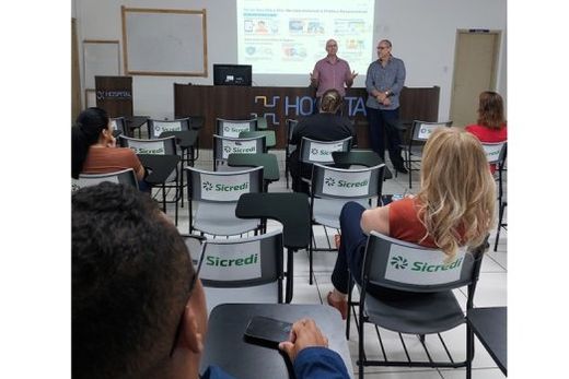 O médico César Minelli e o professor Roni Raimundo. Neurologista compartilhou resultados de pesquisa envolvendo IA com base em estudo sobre tratamento pós-AVC