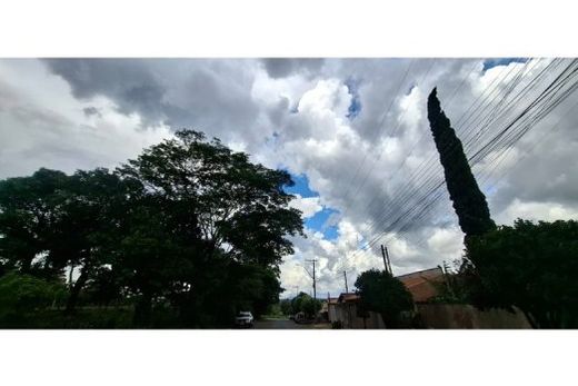 A segunda-feira (23) começa com sol e muitas nuvens, com previsão de pancadas de chuva à tarde e à noite