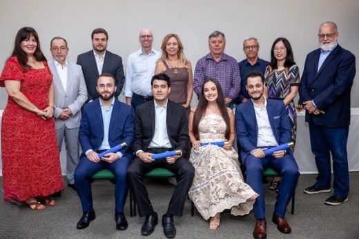 Em cerimônia. Ana Claudia de Souza, Edson Bergamaschi, Lucas Massari, César Minelli, Denise Minelli, Cido Ferrari, Roberto Cadioli, Eliana Ujikawa e Paulo Bernardi, com os formandos Kelvin Maciel, Raf