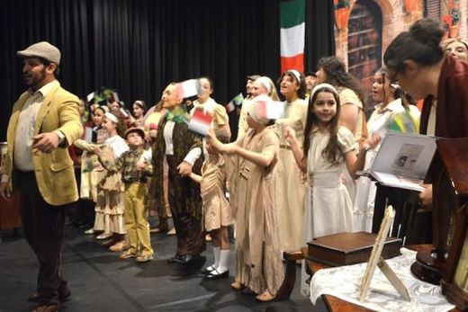 Enfoques. Em 2025, o tema 'Artes e ofícios dos italianos' destacou músicos, artistas plásticos e trabalhadores; agora, a gastronomia surge como símbolo de continuidade