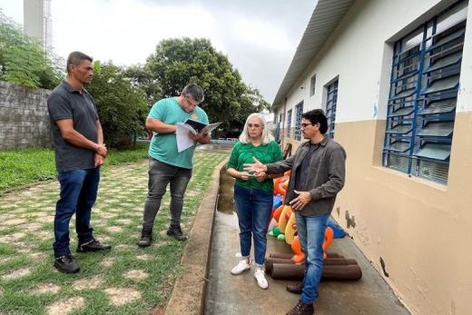 Acompanhamento. O secretário Robson Moreira (à direita) tem conversado com a diretora Lucinéia Dantas sobre os detalhes da reforma e ampliação da Creche e Emei