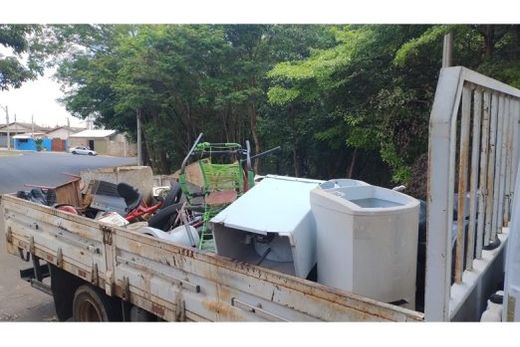 Caminhões responsáveis pela coleta passam pelos bairros conforme programação previamente divulgada