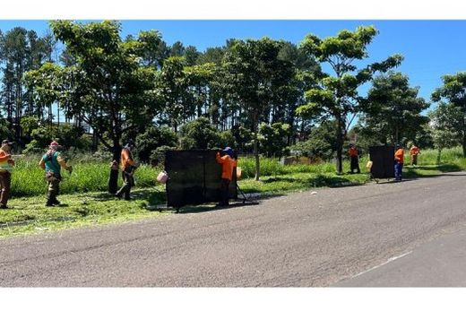 Serviços de roçagem em canteiros centrais e áreas verdes das avenidas foram intensificados