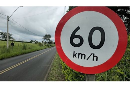 Via Augusto Bambozzi recebeu placa de limite de velocidade