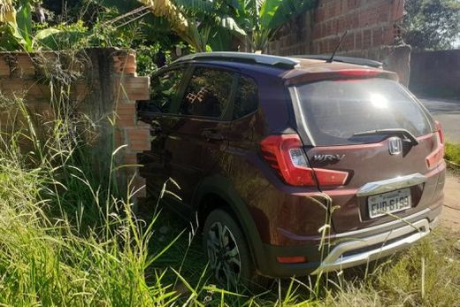 Honda WR-V e acabou colidindo contra o canto do muro de uma residência