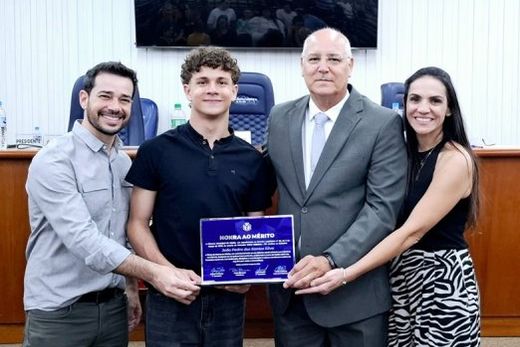 João Pedro entre o empresário Alberto Moretto, o vereador China Calabres e a professora de ballet Renata Canova