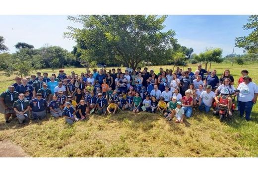 No Parque Flamboyant. Desta vez, voluntários se desdobraram com cavadeiras emprestadas, devido ao furto de equipamentos utilizados pela empresa Cedro