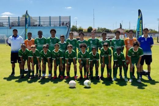 Campeã. Título da tradicional Copa Reis coroa a campanha invicta da equipe Sub-13, formada há pouco mais de um ano