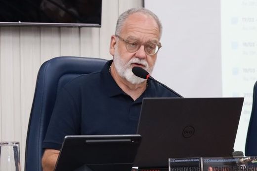 Paulo Bernardi justificou que decisão foi tomada devido a um problema de saúde que requer cuidados mais rigorosos e redução da carga de trabalho
