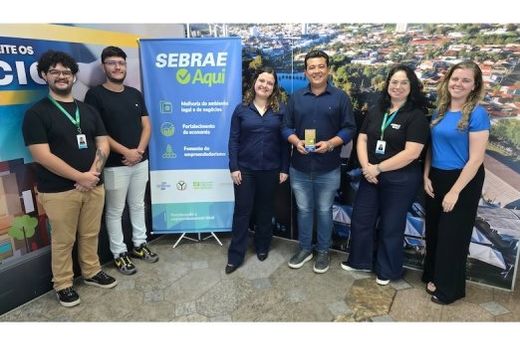 Equipe do Sebrae local com o secretário Diego Mingorance. Matão passa a integrar grupo de municípios que se destacam pela excelência no atendimento ao empreendedor