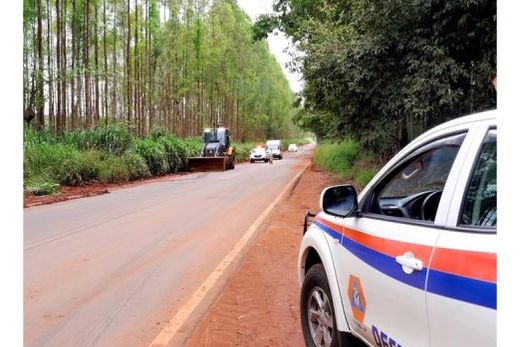 Na Via dos Pescadores. A Secretaria de Serviços Municipais, com apoio da Defesa Civil e agentes de trânsito, atuou no local, realizando a limpeza e o corte da vegetação
