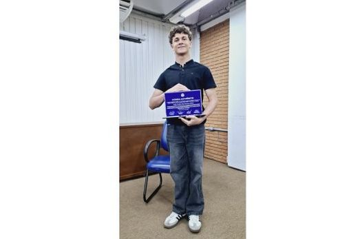 Com o título em mãos. João Pedro foi homenageado no último dia 5