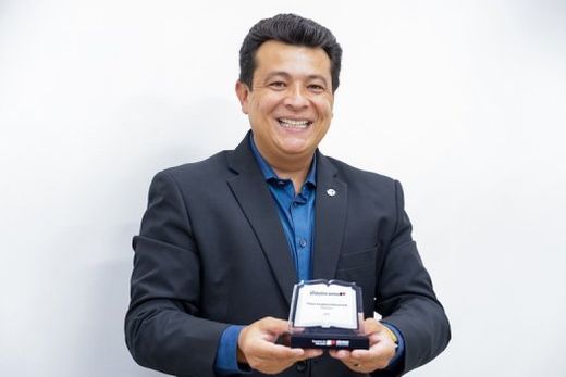 Reconhecimento. A secretária Adreana Santana e a diretora Claudionice Bellintani com o troféu do 'Prêmio Excelência Educacional' para Matão