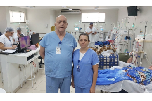 Nelson da Silva e Nathália Brochetto. O médico nefrologista responsável pelo serviço e a enfermeira responsável técnica