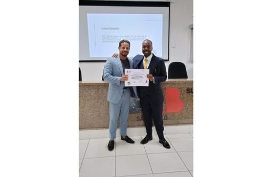 Fábio Alberto e Higor de Oliveira. Presidente da OAB-Matão entregou certificado ao palestrante