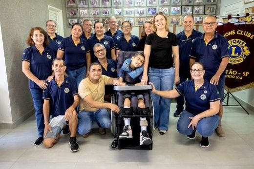 Cadeira adequada. Equipamento representa dignidade, conforto e novas possibilidades para Gabriel e seus pais Edmar e Aline