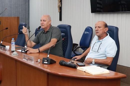 China Calabres e Luiz Manzini. Presidente conduziu a reunião, junto com o 2º secretário