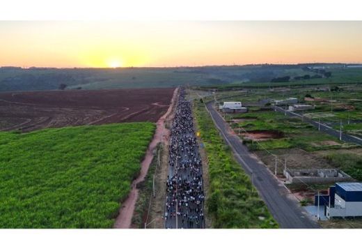 Caminhada teve início por volta das 5h30, com saída da Paróquia da Vila Santa Cruz, seguindo em direção ao bairro Silvânia