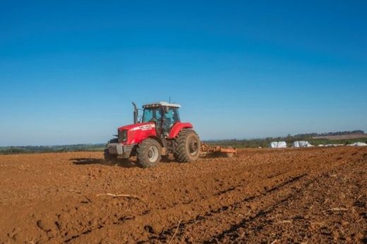 Curso irá capacitar profissionais para operação e manutenção de tratores