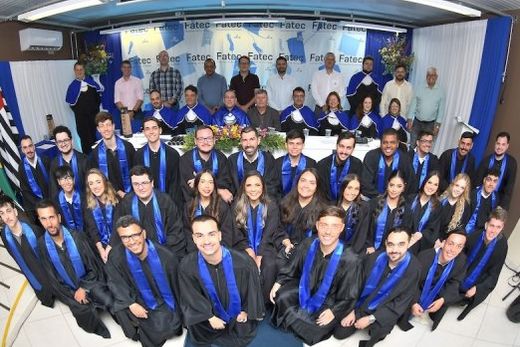 Os formandos e a Mesa Diretora. Colação de Grau foi referente à 9ª Turma do curso de Análise de Processos Agroindustriais e à 2ª Turma do curso de Desenvolvimento de Software Multiplataforma