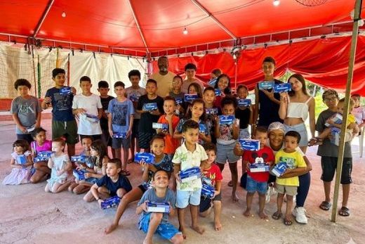 Em festa. Atividades comemorativas incluíram a doação de caixas com bombons para crianças
