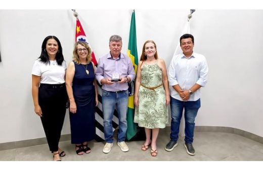 Com o troféu, no gabinete do prefeito. Andrea de Moraes, Claudionice Bellintani, Cido Ferrari, Adreana Santana e Diego Mingorance