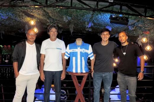 Apresentação da camisa. O presidente Luizão, o técnico Carlinhos Alves e os atletas Di Santo e Di Bonito destacam a responsabilidade histórica e o foco do time no acesso