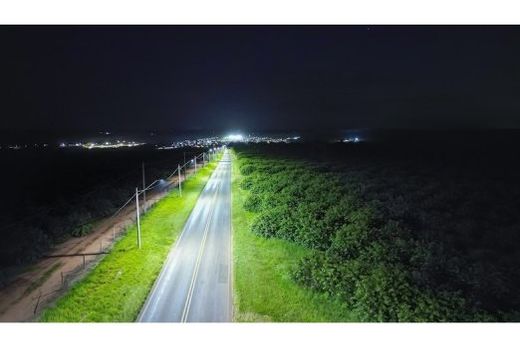 A Via Laert José Tarallo Mendes. Estrada recebeu novo sistema de luminárias de 150 watts, com alta eficiência luminotécnica