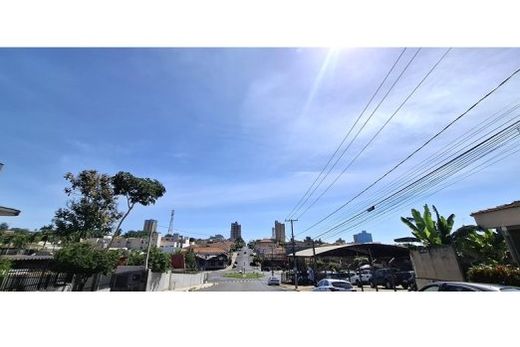 Nesta segunda-feira (20), o dia começa com sol e poucas nuvens