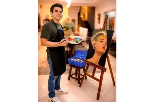 Inspiração. Cris revela que seu projeto é continuar a colorir boas histórias e expressar seus sentimentos através da pintura